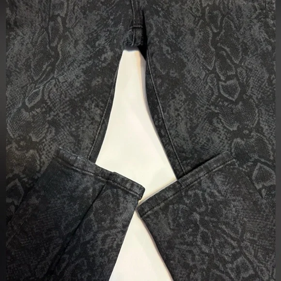 7 For All Mankind Snake Print Skinny Black Denim Jeans Size 25 - Picture 5 of 8